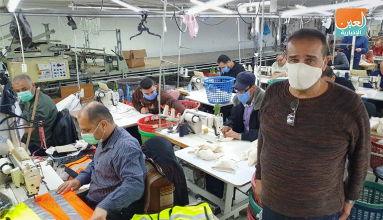 كاميرا العين الإخبارية ترصد عمال مصنع شركة "يونيبال" في قطاع غزة لتنصيع الكمامات والبدل الواقية التي تستخدم للوقاية من فيروس كورونا عمال يصنعون الكمامات في مصنع شركة