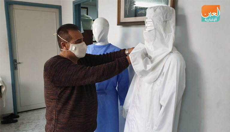 كاميرا العين الإخبارية ترصد عمال مصنع شركة "يونيبال" في قطاع غزة لتنصيع الكمامات والبدل الواقية التي تستخدم للوقاية من فيروس كورونا عمال يصنعون الكمامات في مصنع شركة