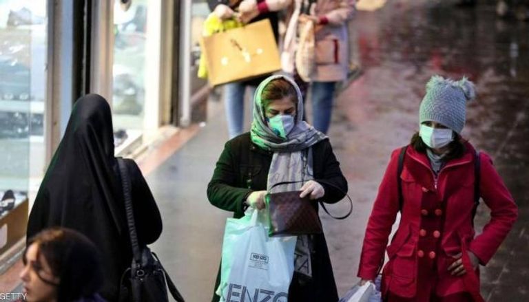 إيرانيتان ترتديان الكمامة