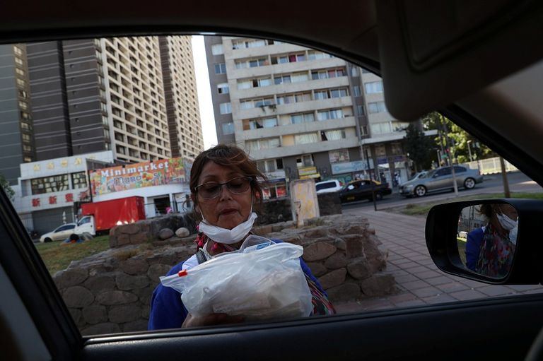 رجل يرتدي كمامة للوقاية من فيروس كورونا