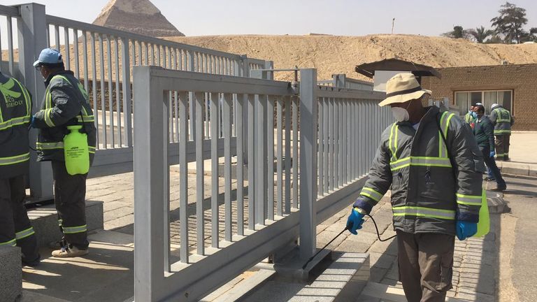 تعقيم منطقة الأهرامات بالجيزة للوقاية من كورونا