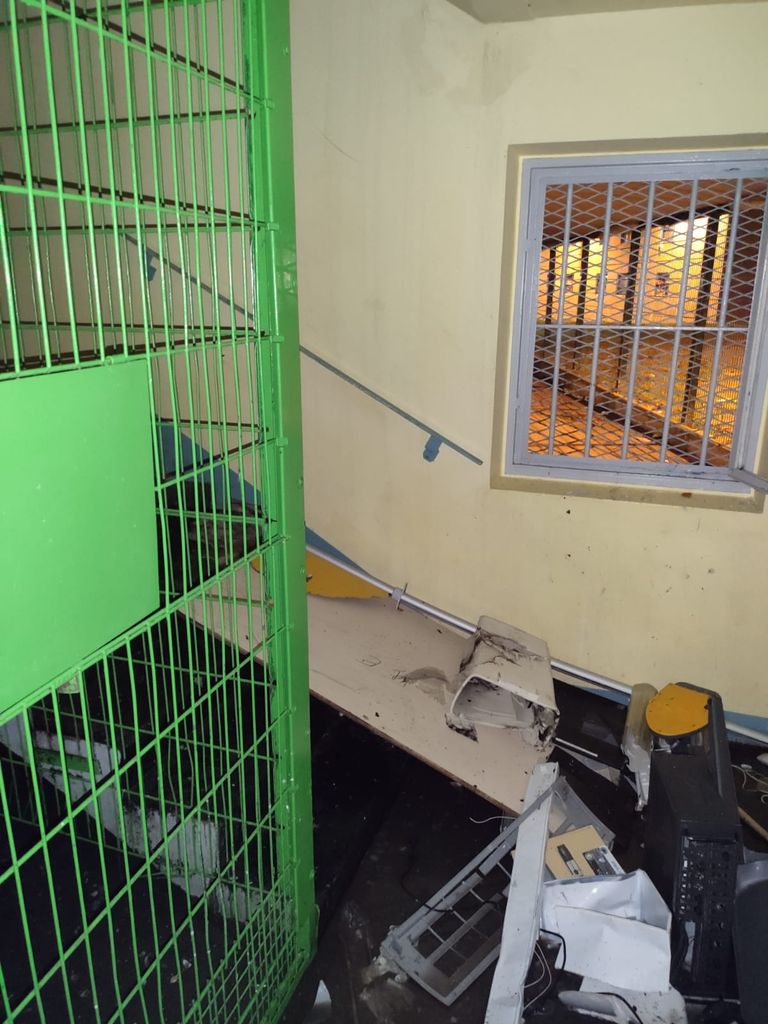 سجناء يدمرون سجنا بالكامل احتجاجا على وفاة سجين بكورونا