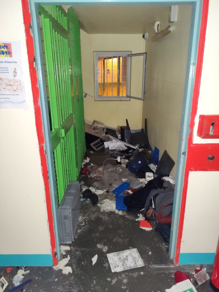 سجناء يدمرون سجنا بالكامل احتجاجا على وفاة سجين بكورونا