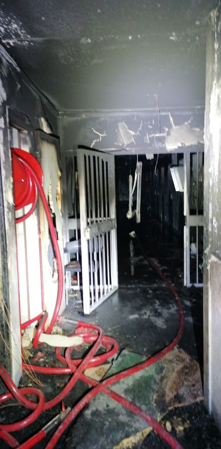 سجناء يدمرون سجنا بالكامل احتجاجا على وفاة سجين بكورونا