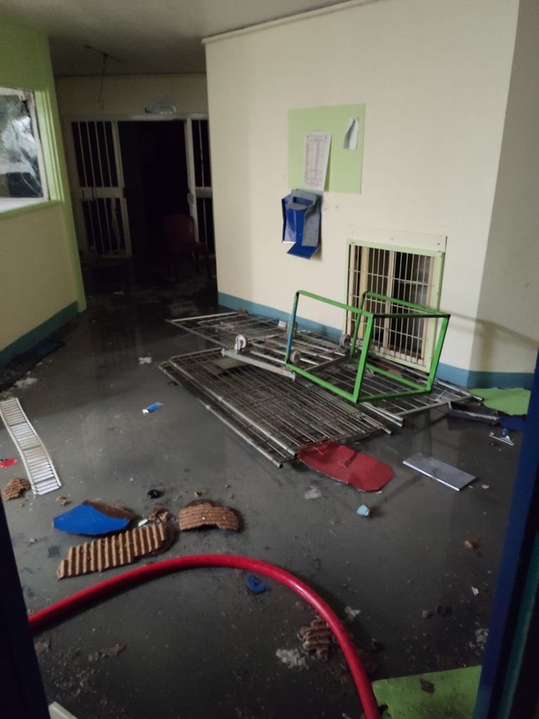 سجناء يدمرون سجنا بالكامل احتجاجا على وفاة سجين بكورونا