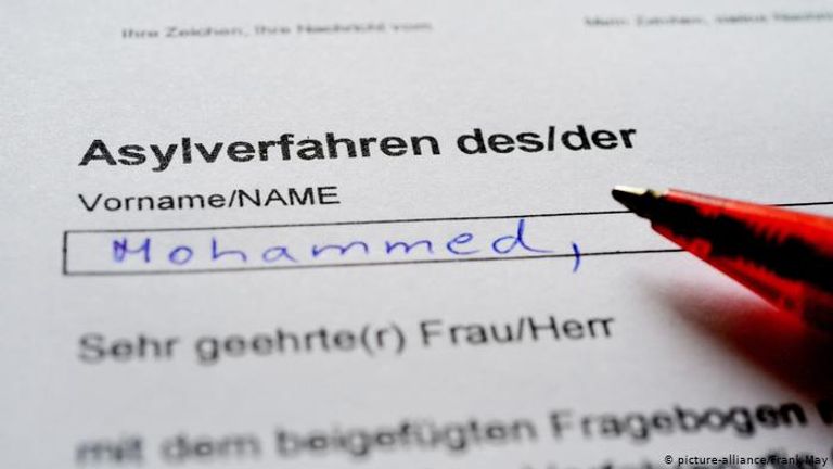 أطفال سوريون يرتدون كمامات بأحد مخيمات إدلب