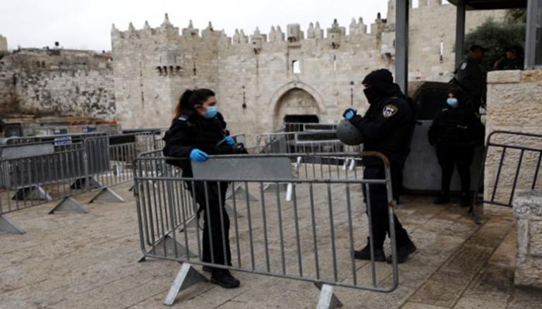 عناصر بالشرطة الإسرائيلية بالقدس ترتدي كمامات