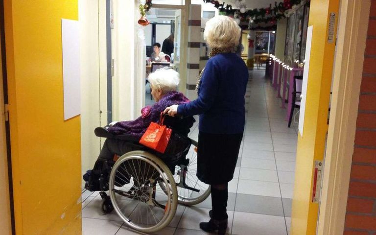 دور المسنين في فرنسا.. مأساة إنسانية جراء كورونا