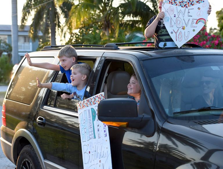 موكب للاحتفال بعيد ميلاد طفلة أمريكية - رويترز