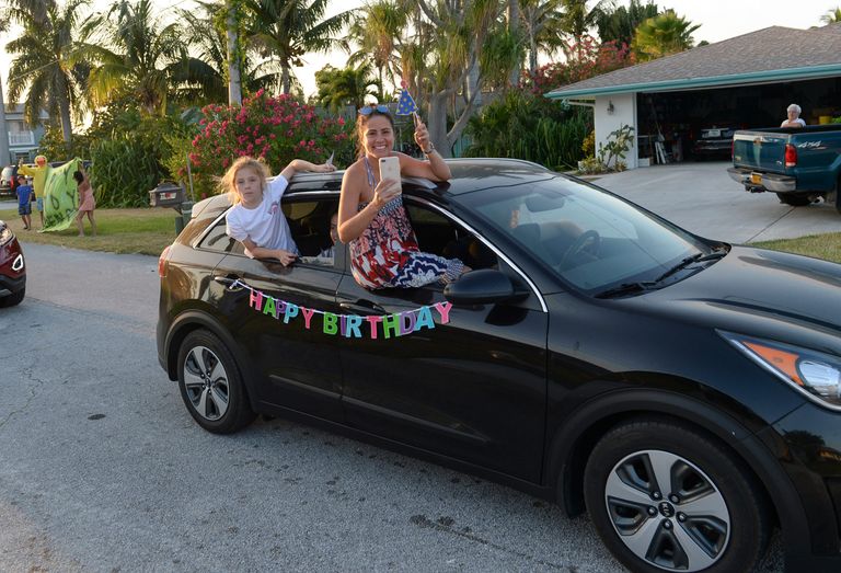 موكب للاحتفال بعيد ميلاد طفلة أمريكية - رويترز