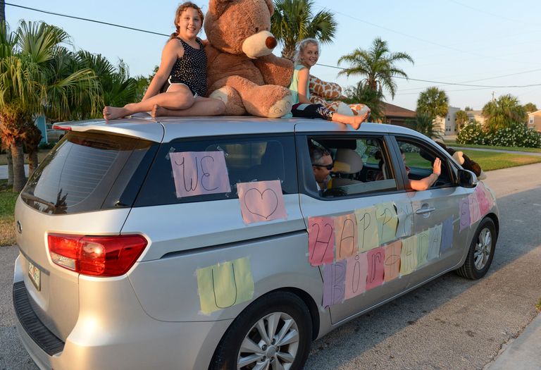 موكب للاحتفال بعيد ميلاد طفلة أمريكية - رويترز