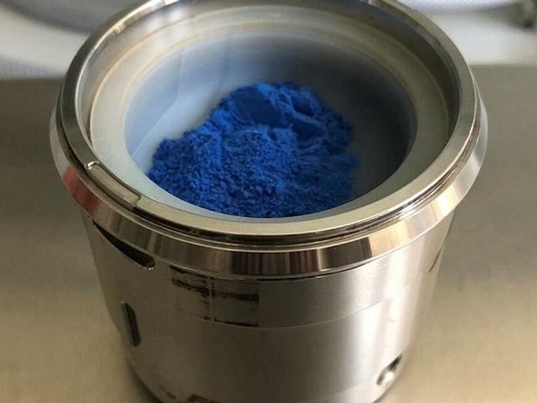 صبغة الأزرق الفرعوني تاج نفرتيتي تم تزيينه بصبغة الأزرق الفرعوني