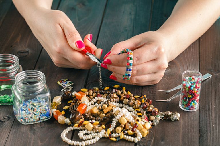 فتاة تقوم بعمل سلاسل بالخرز 6 نصائح للحفاظ على لياقتنا الجسدية والعقلية أثناء العزل