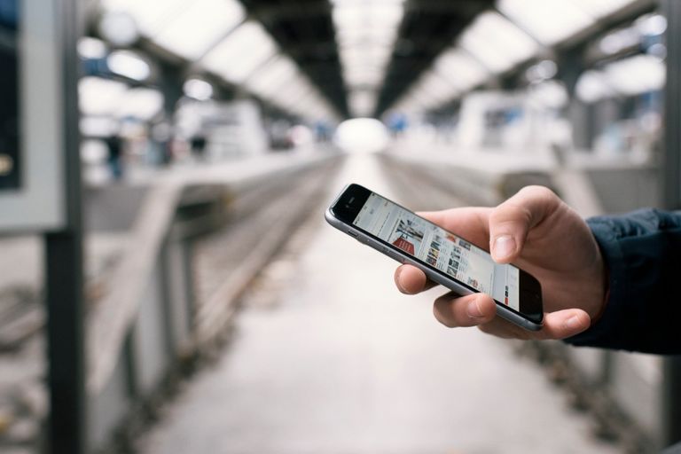 شاب يتصفح الإنترنت من خلال هات ذكي 6 نصائح للحفاظ على لياقتنا الجسدية والعقلية أثناء العزل