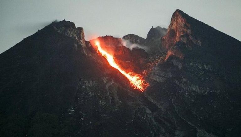 بركان جبل "ميرابي" في إندونيسيا