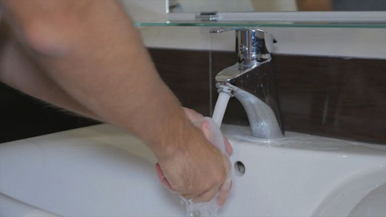 رجل يقوم بغسل أيديه للوقاية من فيروس كورونا الجديد