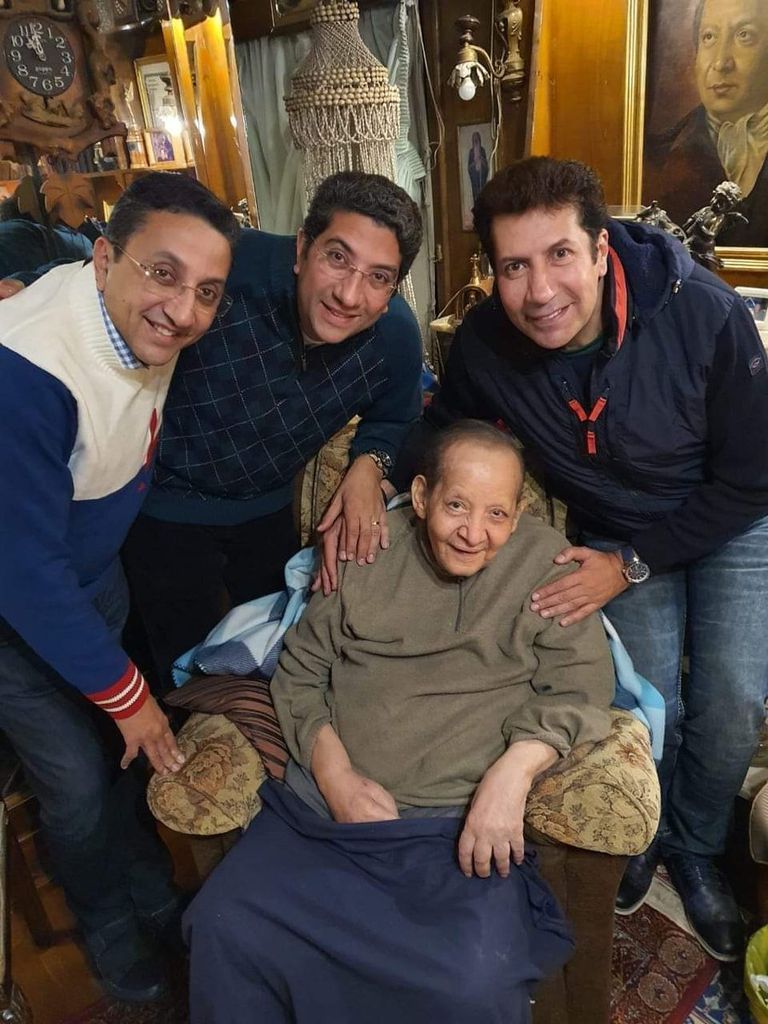 الفنان الراحل جورج سيدهم برفقة الفنان المصري هاني رمزي وإخوته الممثل المصري جورج سيدهم في شبابه