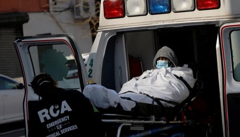 سيارة إسعاف تنقل مريضا بفيروس كورونا في نيويورك