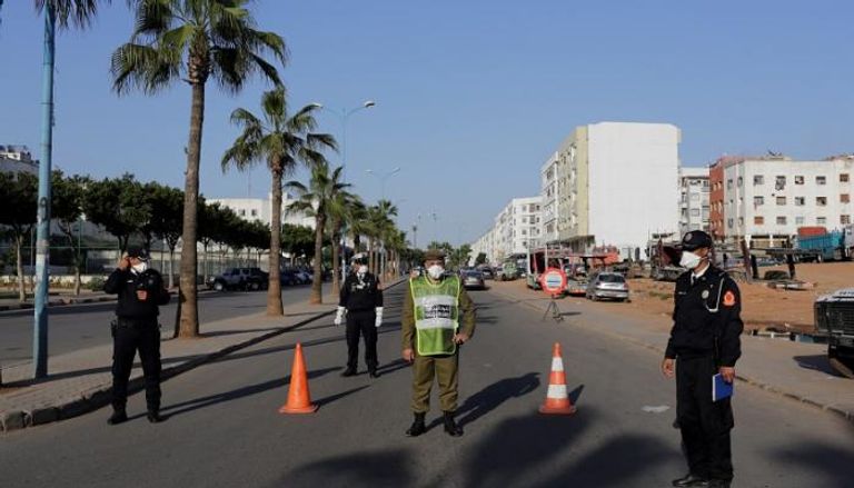 الشرطة المغربية تتابع فرض حظر التجول لاحتواء فيروس كورونا