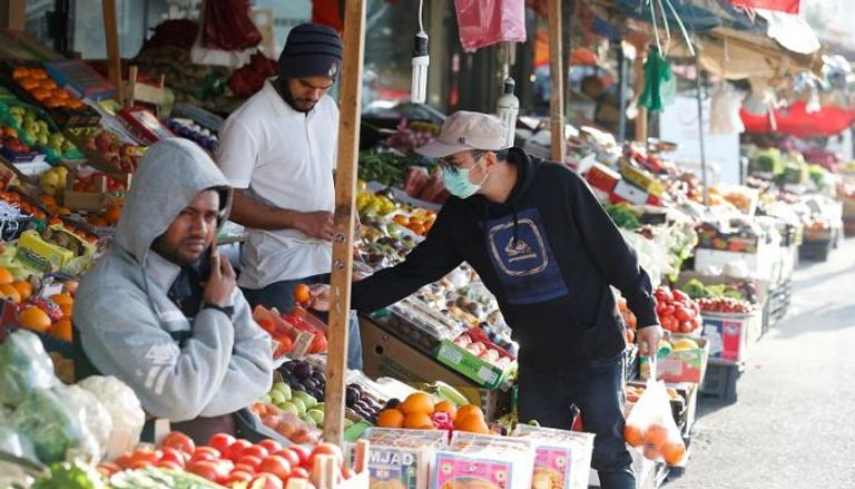 رجل يرتدي الكمامة في أحد أسواق البحرين
