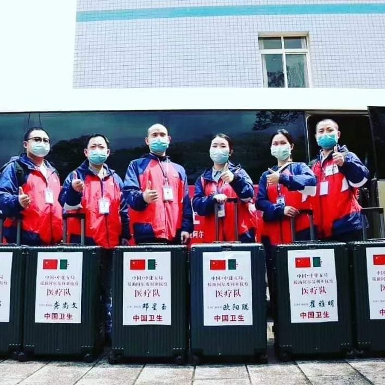 الفريق الطبي الصيني الذي وصل إلى الجزائر السفير الصيني بالجزائر يعلن وصول مساعدات طبية من بلاده