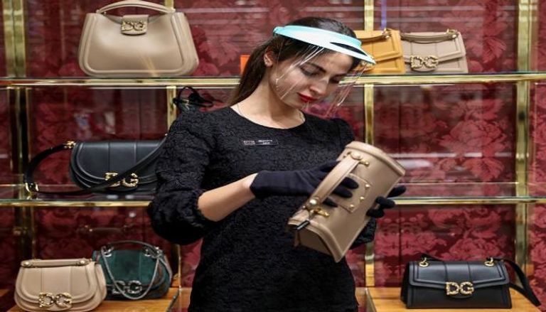 عاملة ترتدي قناعا في أحد متاجر موسكو