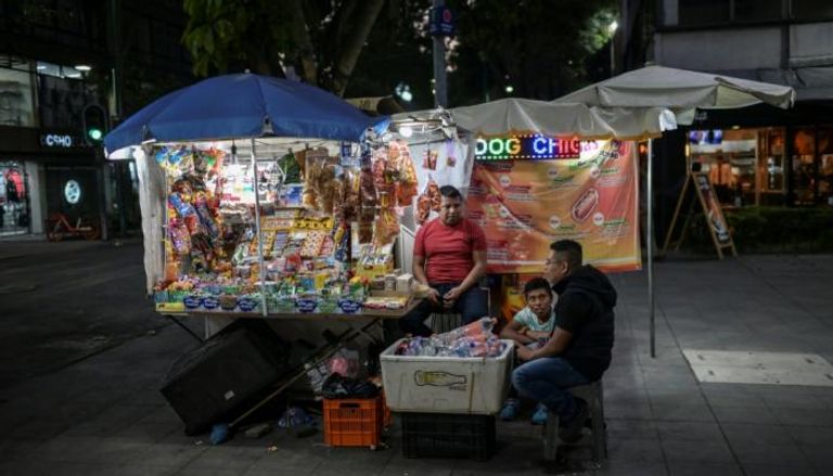 بائعو شوارع ينتظرون الزبائن في مكسيكو