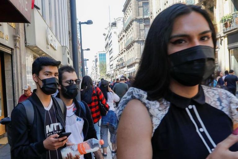 بائعو شوارع ينتظرون الزبائن في مكسيكو