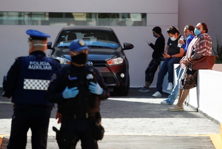 بائعو شوارع ينتظرون الزبائن في مكسيكو