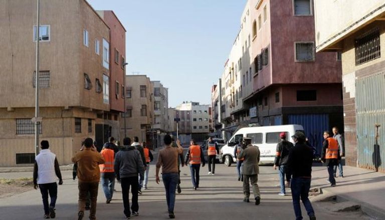قوات الشرطة المغربية تتابع فرض حظر التجول لاحتواء فيروس كورونا