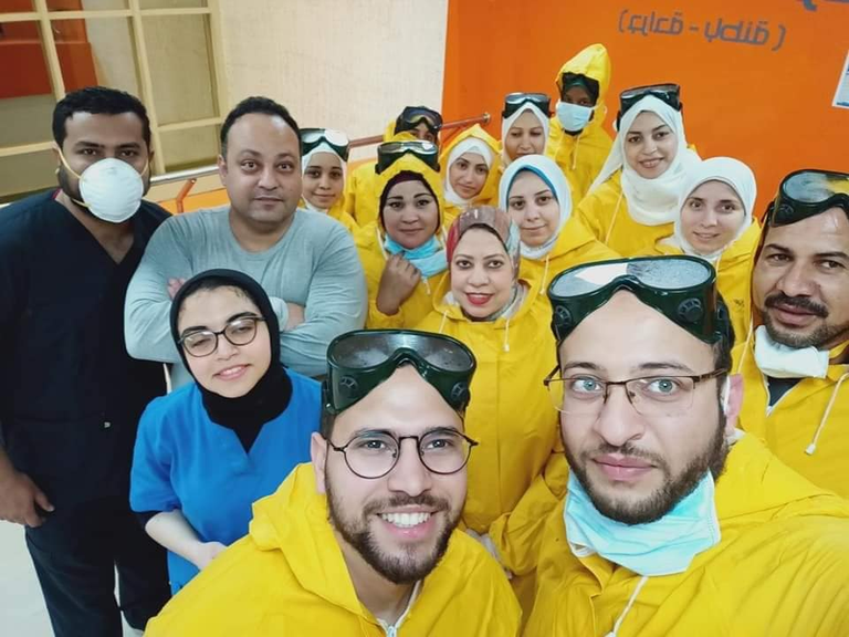 الفريق الطبي المصري في مستشفى العزل