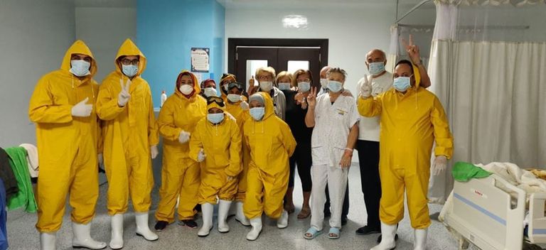 الفريق الطبي المصري في مستشفى العزل