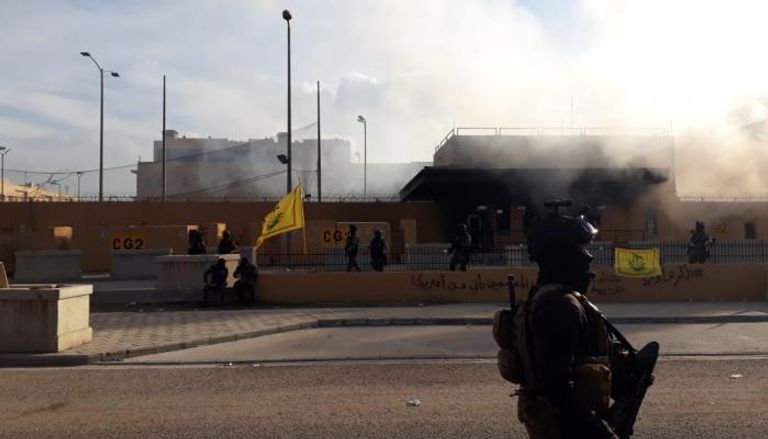 مليشيات موالية لإيران تحاصر السفارة الأمريكية ببغداد