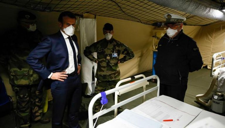 ماكرون خلال زيارته لمستشفى ميداني عسكري في ميلوز 