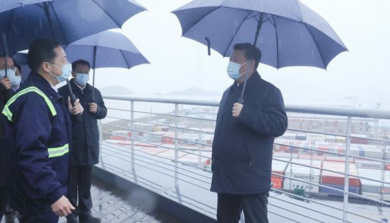 الرئيس الصيني خلال زيارة لمصنع بمدينة نينغبو 
