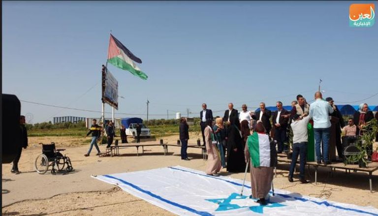 فلسطينيون داسوا علم إسرائيل خلال الفعالية الرمزية