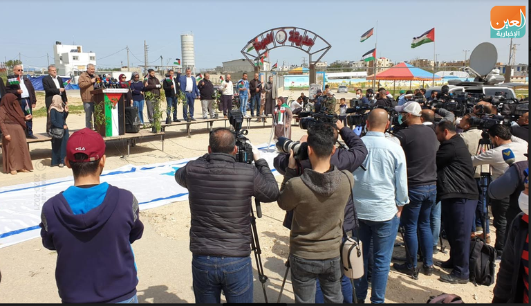 فلسطينيون داسوا علم إسرائيل خلال الفعالية الرمزية