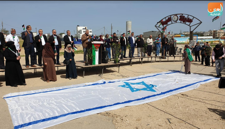 فلسطينيون داسوا علم إسرائيل خلال الفعالية الرمزية