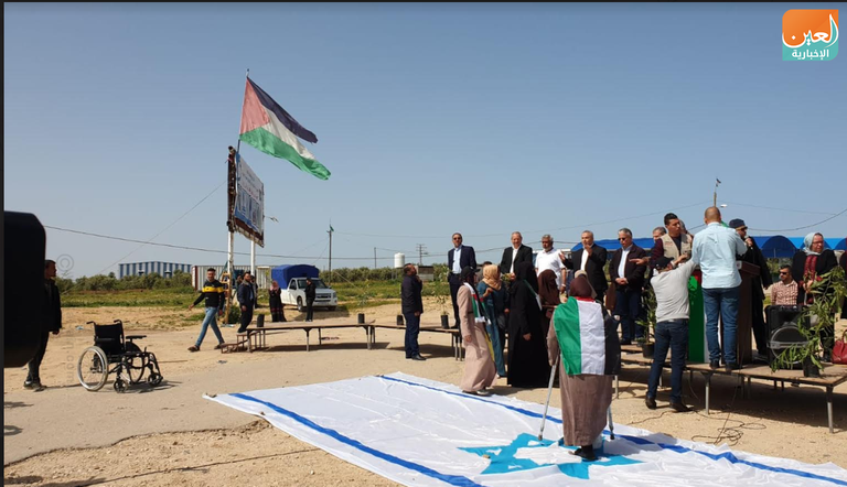 فلسطينيون داسوا علم إسرائيل خلال الفعالية الرمزية