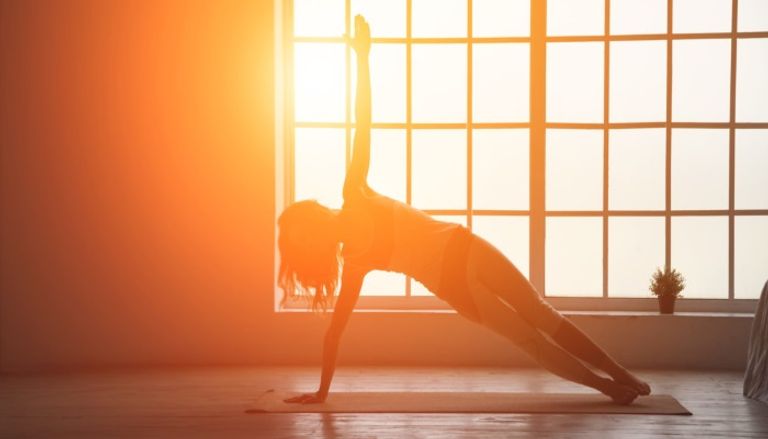 فتاة تمارس الرياضة في المنزل العزل المنزلي يسبب الأرق