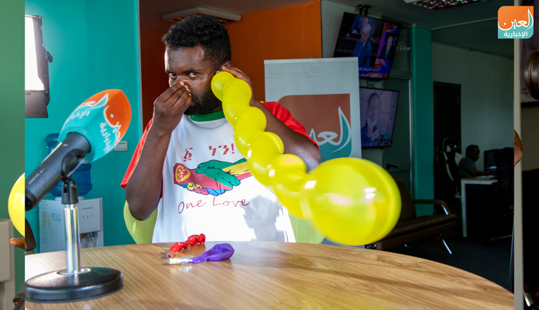 تسفاي أسشالو يستطيع نفخ البالون بأذنه