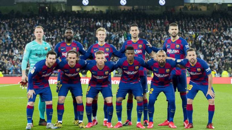 لاعبو فريق برشلونة الإسباني ليونيل ميسي