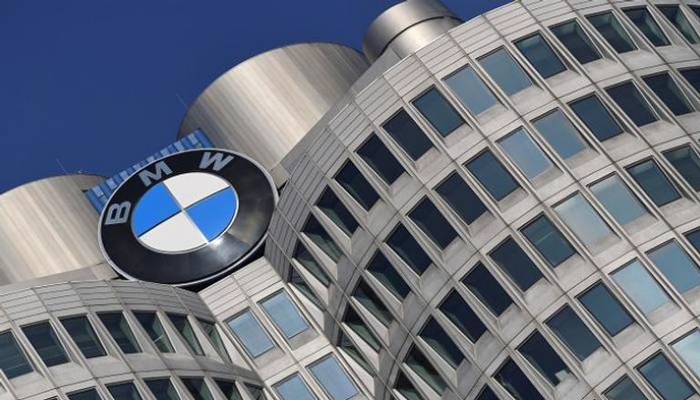  شعار شركة تصنيع السيارات الألمانية BMW يظهر في مقرها بميونيخ