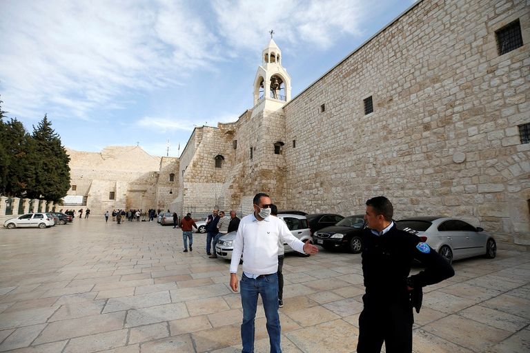 امرأة فلسطينية تعمل في مصنع مطهرات في الخليل