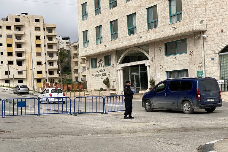 امرأة فلسطينية تعمل في مصنع مطهرات في الخليل