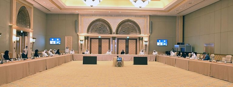 سارة بنت يوسف الأميري تتوسط المسؤولين في الاجتماع