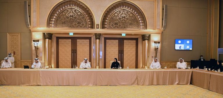 سارة بنت يوسف الأميري تتوسط المسؤولين في الاجتماع