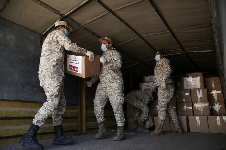 تجهيز مواد غذائية لتوزيعها على السكان في بعض مناطق الأردن جنود يحملون طرودًا غذائية لتوزيعها على بعض سكان مدينة الزرقاء