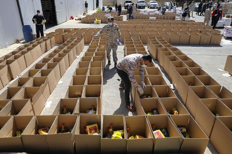 تجهيز مواد غذائية لتوزيعها على السكان في بعض مناطق الأردن جنود يحملون طرودًا غذائية لتوزيعها على بعض سكان مدينة الزرقاء