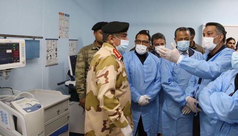 رئيس الحكومة الليبية ورئيس الأركان خلال افتتاح مستشفى كمقر للحجر الصحي